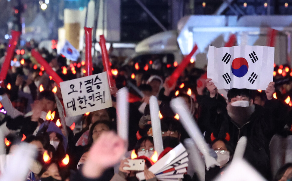 2일 밤 서울 종로구 광화문광장에서 열린 2022 카타르월드컵 H조 예선 한국과 포르투갈 경기 합동 응원에 나선 시민들이, 한국 선수들이 그라운드에 몸을 풀기 위해 나오자 승리를 기원하며 열띤 응원을 펼치고 있다. 연합뉴스