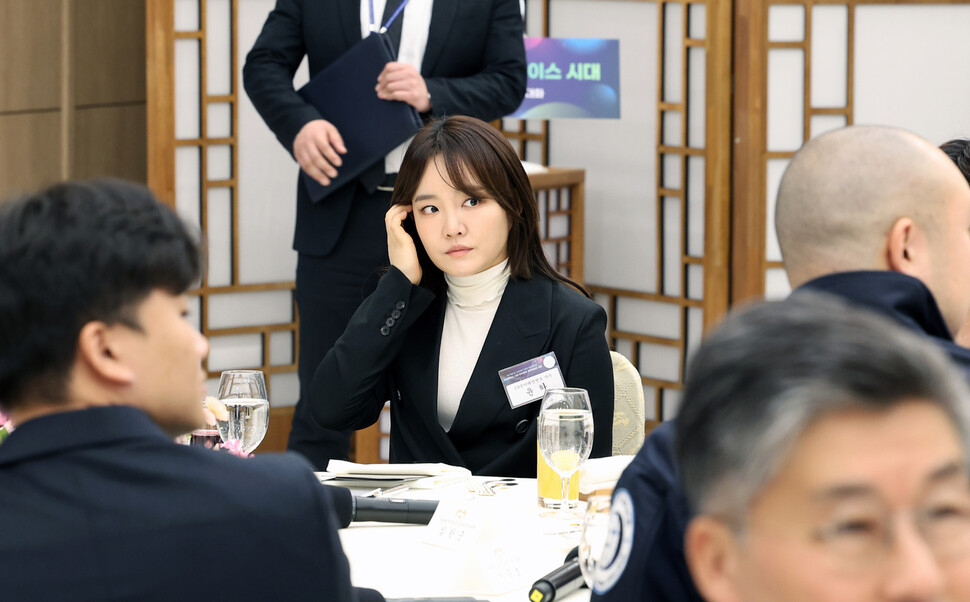 가수 윤하가 21일 서울 용산 대통령실 청사에서 열린 ‘꿈과 도전의 뉴스페이스 시대, 우주경제 개척자와의 대화'에 참석했다. 윤석열 대통령은 이날 우주 분야 창업기업 및 투자사 관계자, 연구원, 학생 등 우주경제를 선도하고 있는 40여명의 우주개척자들을 초청해 오찬 간담회를 열었다. 연합뉴스