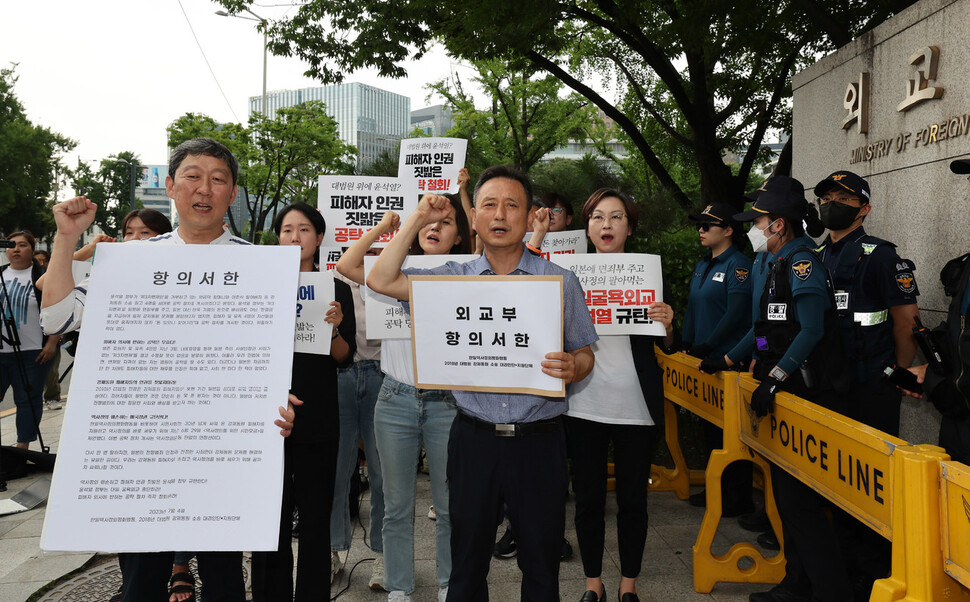 한일역사정의평화행동 회원들이 항의서한을 전달하러 민원실로 이동하고 있다. 신소영 기자