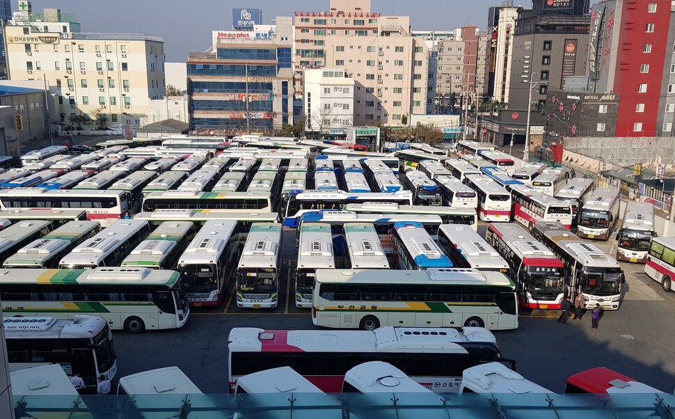 경상남도 시외버스 노조 소속 기사들이 파업이 돌입한 3일 오전 부산 사상구 서부시외버스터미널에 시외버스가 멈춰서 있다. 연합뉴스