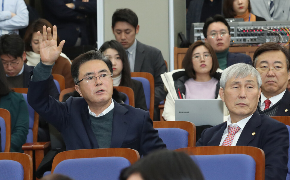 김태흠 자유한국당 의원(앞줄 왼쪽)이 4일 오전 국회에서 열린 의원총회에서 황교안 대표와 최고위원회의의 나경원 원내대표 임기 연장 불허 결정을 비판하가위해 발언 신청을 하고 있다. 강창광 선임기자