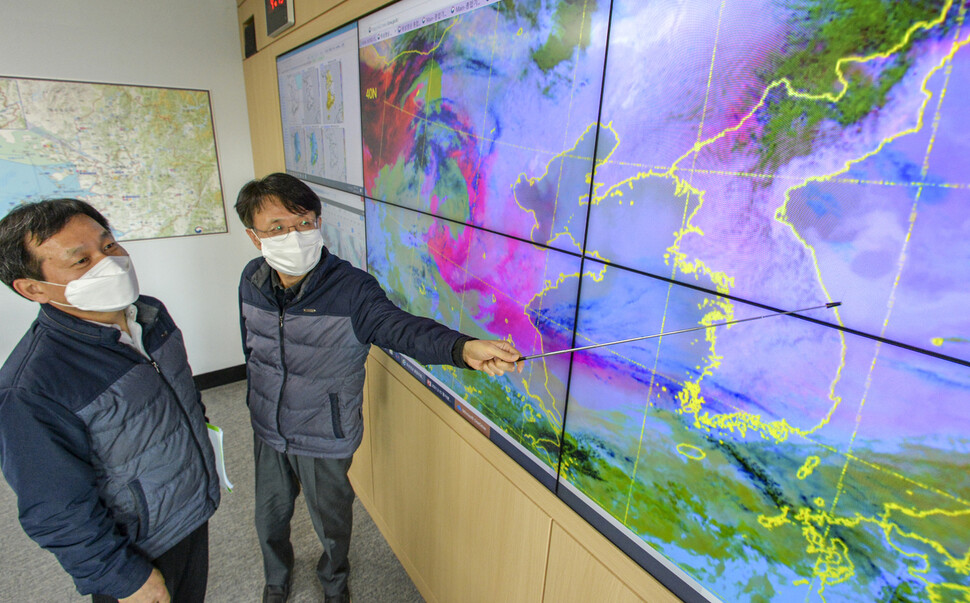 16일 오후 경기도 수원시 권선구 수도권기상청에서 예보관들이 황사 분포도를 분석하고 있다. 기상청은 지난 14∼15일 중국 내몽골고원과 고비사막 부근에서 황사가 발원해 북풍을 타고 남하하면서 이날 우리나라 전국에 영향을 끼친다고 밝혔다. 연합뉴스