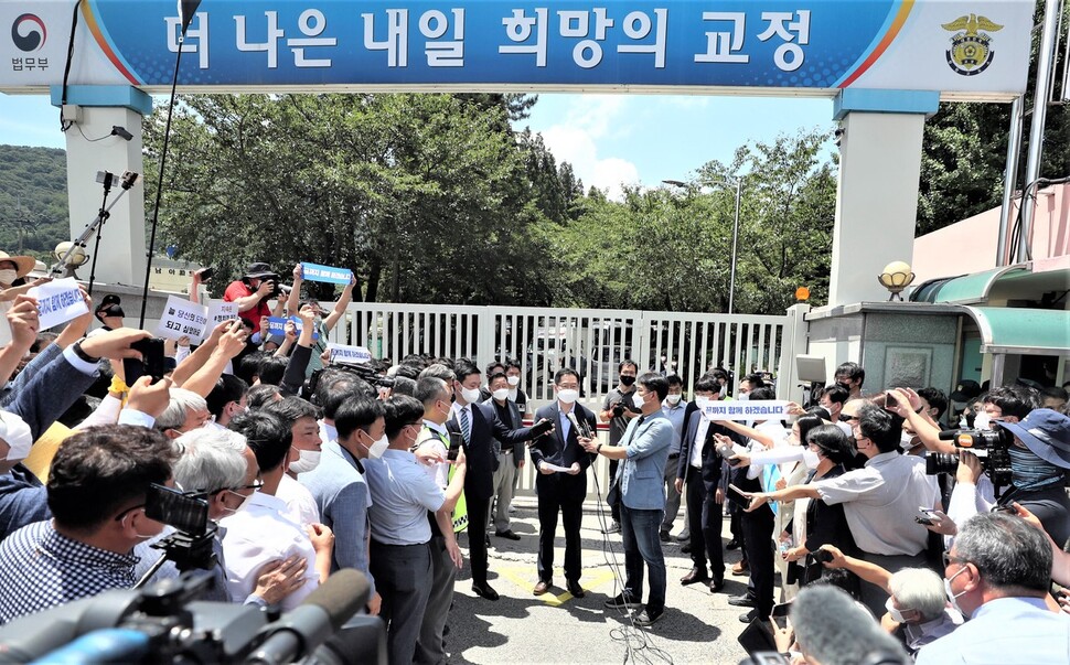 김경수 전 경남도지사가 26일 창원교도소에 수감되기 직전 경남도민에게 인사말을 하고 있다. &lt;연합뉴스&gt; 제공