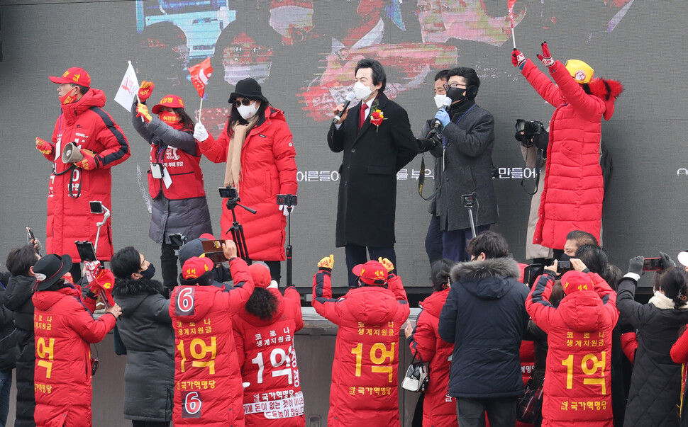 국가혁명당 허경영 대선 후보가 제20대 대통령선거 공식 선거운동 첫날인 15일 서울 여의도 국회 앞에서 열린 출정식에서 연설하고 있다. 연합뉴스