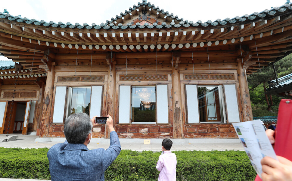 26일 오전 청와대를 찾은 시민들이 관저 내외부를 둘러보며 사진을 찍고 있다. 김정효 기자