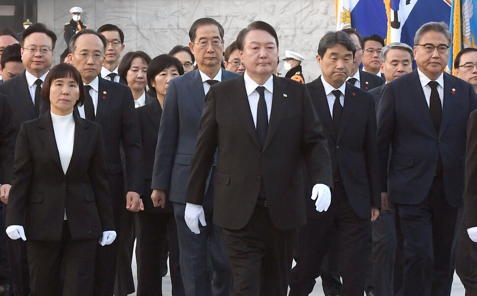 1일 서울 국립현충원을 방문한 윤석열 대통령을 비롯한 국무위원들이 헌화 분향을 마친 뒤 이동하고 있다. 대통령실사진기자단