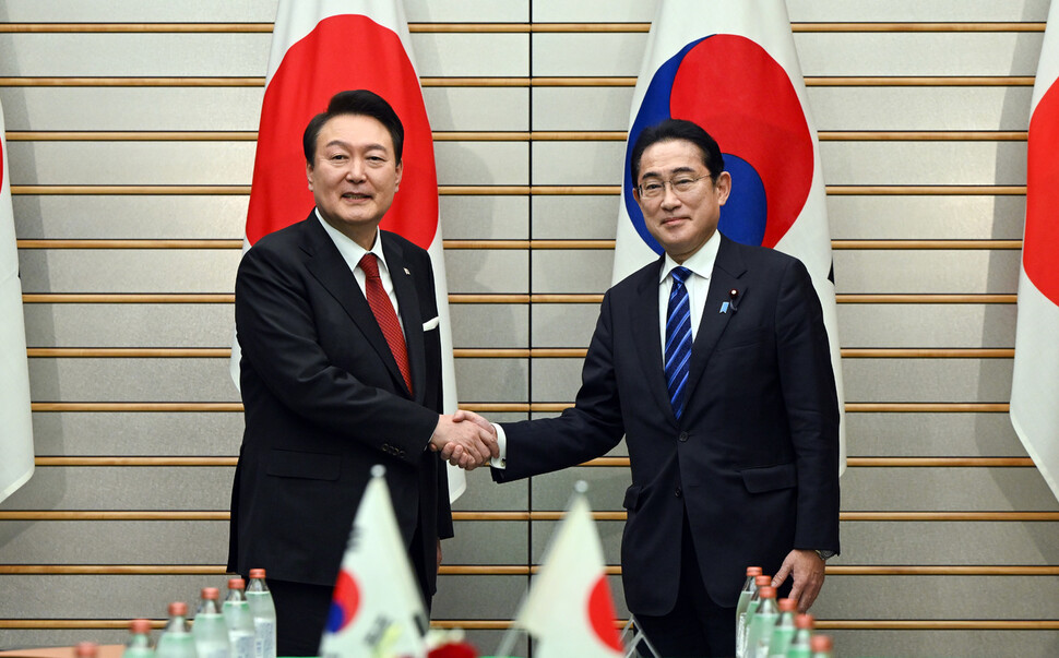 1박2일 일정으로 일본을 방문한 윤석열 대통령과 기시다 후미오 일본 총리가 지난 3월16일 오후 일본 도쿄 총리 관저에서 열린 한일 확대정상회담에 앞서 기념촬영을 하며 악수하고 있다. 연합뉴스