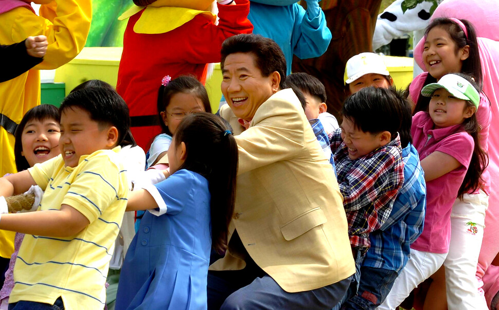 노무현 대통령이 2007년 어린이날 행사에서 어린이들과 함께 줄다리기를 하고있다. 청와대사진기자단