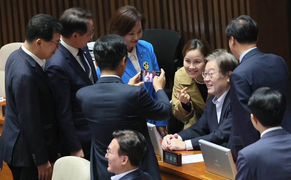 이재명 더불어민주당 대표가 지난 6일 국회 본회의에 출석해 의원들과 기념사진을 찍고 있다. 연합뉴스