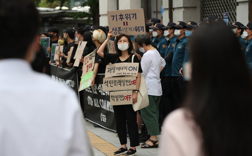 멸종저항 서울 회원들의 기자회견장 앞으로 시민들이 지나고 있다. 박종식 기자