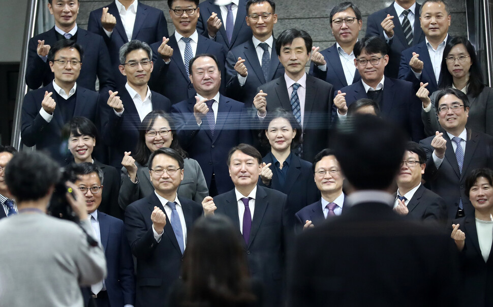 윤석열 검찰총장이 지난달 29일 오후 대전지방검찰청에서 지역 검사들과 간담회를 한 뒤 기념사진을 찍고 있다. 연합뉴스