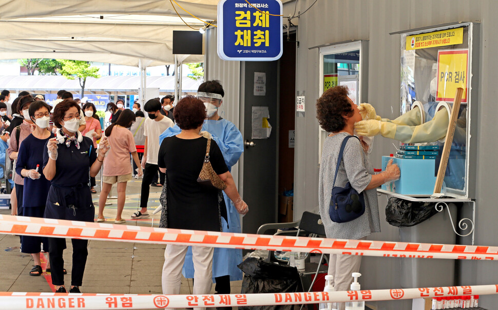 1년이 넘도록 코로나 방역을 책임지고 있는 보건소, 공공병원의 의료진, 공무원분들의 피로도가 극에 다다랐다. 사진은 지난 18일 오전 경기도 화정역 인근 광장에 마련된 임시 선별검사소 모습. 고양/ 이정용 선임기자 lee312@hani.co.kr