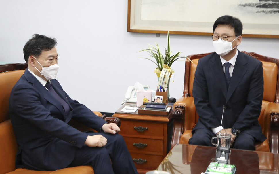 김오수 검찰총장(왼쪽)이 14일 오전 국회 법사위원장실을 찾아 박광온 위원장과 면담하고 있다. 공동취재사진