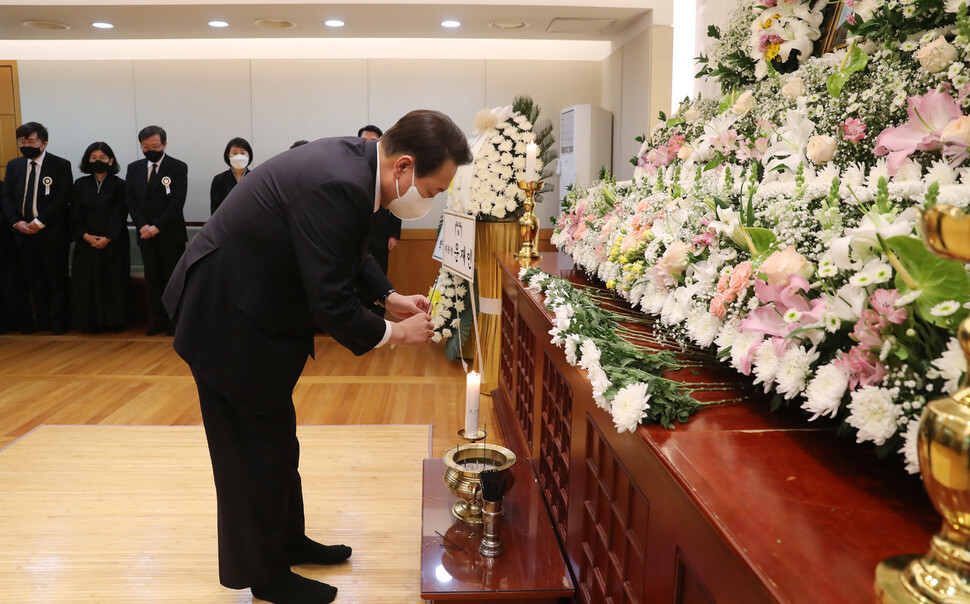 윤석열 대통령 당선자가 20일 저녁 서울 종로구 서울대병원 장례식장에 마련된 안철수 대통령직인수위원장 부친의 빈소를 찾아 조문을 하고 있다. 신소영 기자