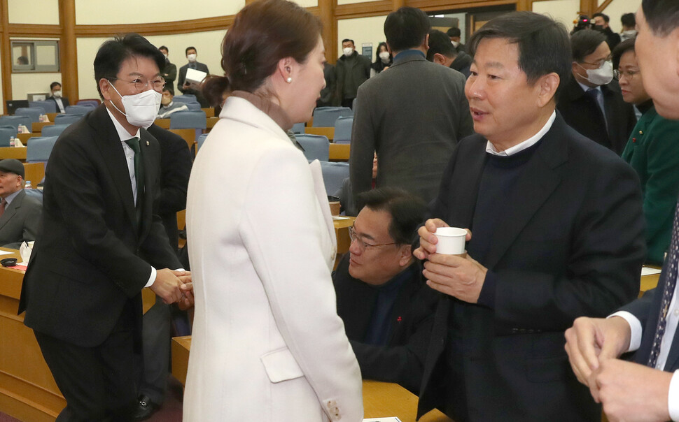 국민의힘 친윤석열계(친윤) 의원 모임인 ‘국민공감’ 두 번째 모임이 열린 21일 국회 의원회관에서 정진석 비상대책위원장(왼쪽 셋째)과 장제원 의원(맨왼쪽)이 악수하고 있다.강창광 선임기자 chang@hani.co.kr