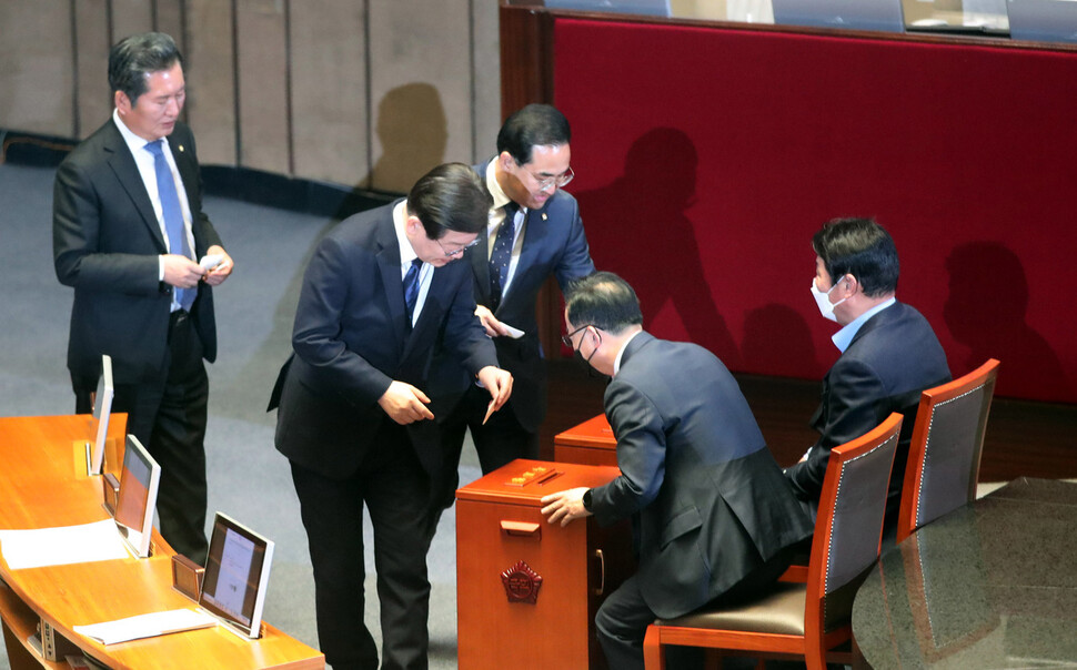 이재명 더불어민주당 대표가 27일 오후 국회에서 열린 본회의에서 본인의 체포동의안 표결하고 있다. 김경호 선임기자