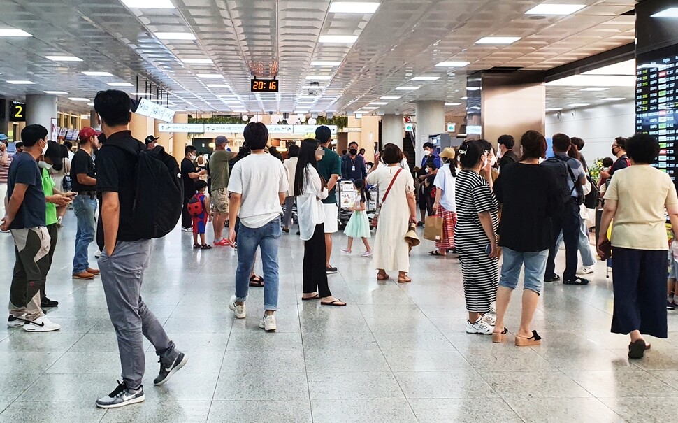 여름 휴가철을 맞아 제주공항을 통해 제주도를 찾는 내국인 관광객이 크게 늘고 있다.