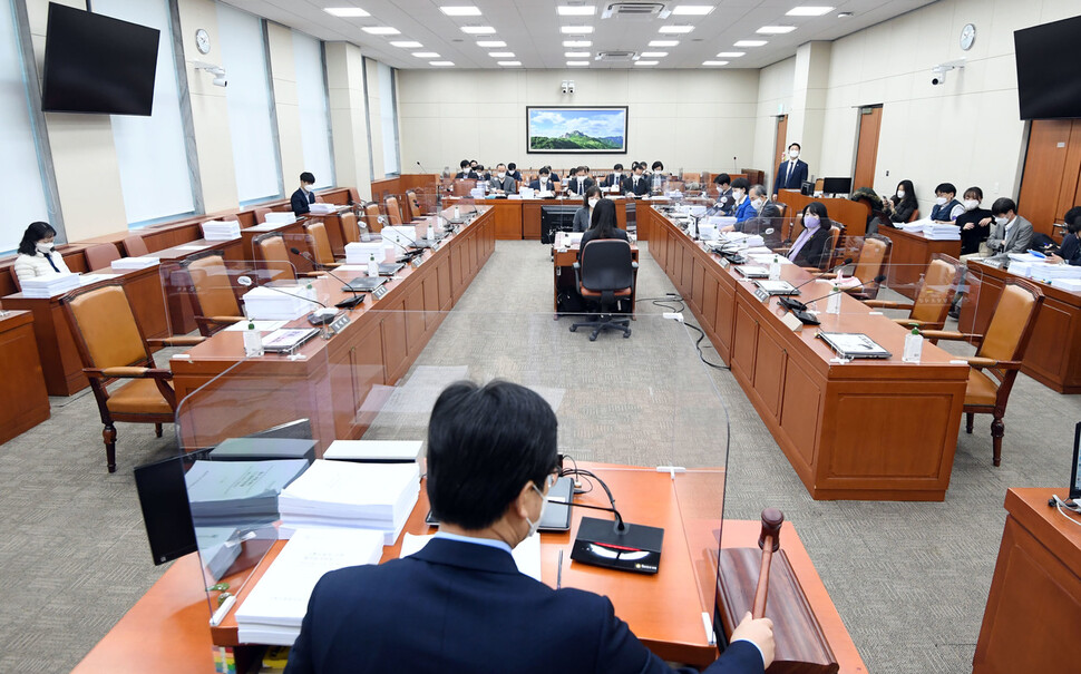 4일 국회에서 환경노동위원회 고용노동법안심사소위원회가 열리고 있다. 연합뉴스