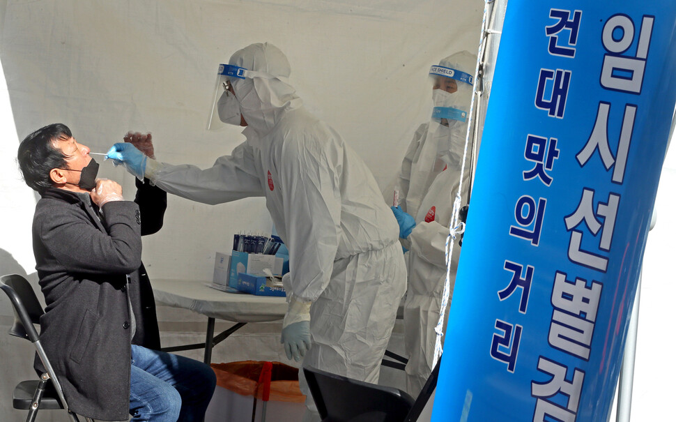 23일 오후 서울 광진구 화양동 건대 맛의 거리 청춘뜨락 야외공연장에 마련한 임시선별검사소에서 인근 음식점 점주를 비롯해 종사자들이 자발적으로 코로나19 검사를 받고 있다. 이정용 선임기자 lee312@hani.co.kr