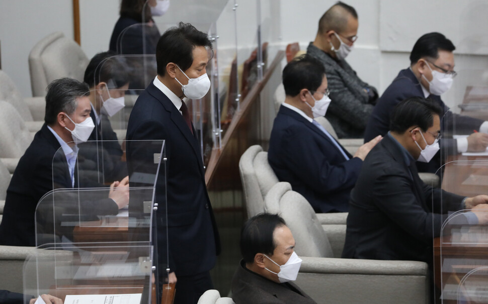 지난 22일 오세훈 서울시장이 서울시의회 본회의에 참석하고 있다. 연합뉴스