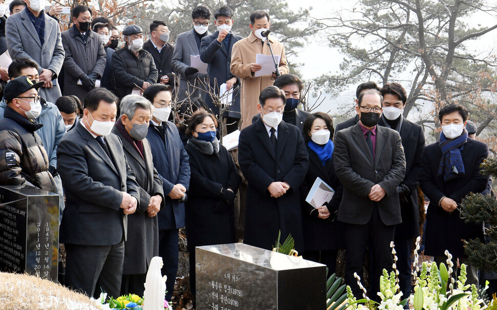 이재명 더불어민주당 대선 후보가 29일 오전 경기도 남양주시 마석 모란공원 묘역에서 열린 고 김근태 전 열린우리당 의장의 10주기 추모 행사에 참석해 있다. 공동취재사진 이재명 더불어민주당 대선 후보가 29일 오전 경기도 남양주시 마석 모란공원 묘역에서 열린 고 김근태 전 열린우리당 의장의 10주기 추모 행사에 참석해 있다. 공동취재사진