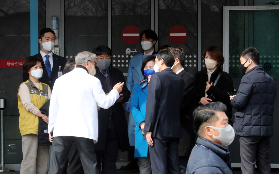 7일 오후 서울 신촌에서 선거유세 도중 둔기로 피습을 당한 송영길 더불어민주당 대표가 치료를 받고 있는 신촌세브란스 병원 응급실 앞에서 우상호 총괄선대본부장 등 당직자들이 의료진과 대화하고 있다. 윤운식 선임기자