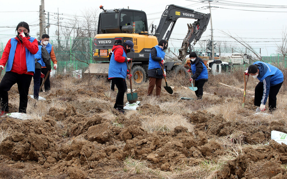 서울환경연합 회원들이 23일 오전 서울 강서구 김포공항 인근 오쇠삼거리 일대에서 ‘제13회 온난화 식목일’ 행사를 진행하며 이팝나무를 심기 전 땅을 고르고 있다. 김경호 선임기자