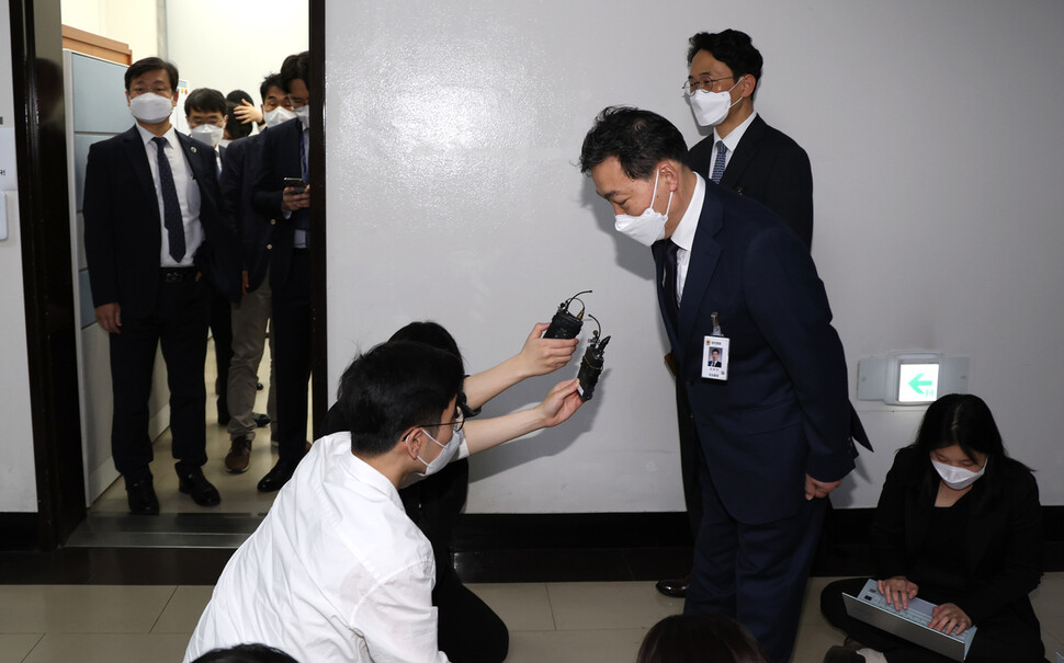 김오수 검찰총장이 14일 오전 국회 법제사법위원회 위원장실 앞에서 ‘검수완박' 반대입장을 밝힌 뒤 인사하고 있다. 공동취재사진