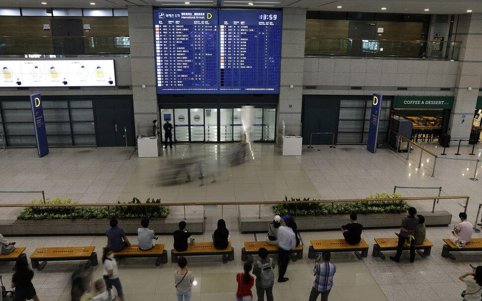 인천국제공항 제1여객터미널로 여행객들이 입국하고 있다. 인천공항/김명진 기자