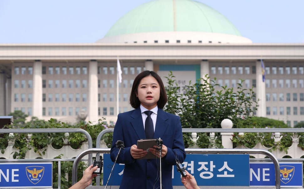 더불어민주당 박지현 전 공동비상대책위원장이 15일 국회 정문 앞에서 기자회견을 열고 차기 당대표 경선 출마 선언을 하고 있다. 국회사진기자단