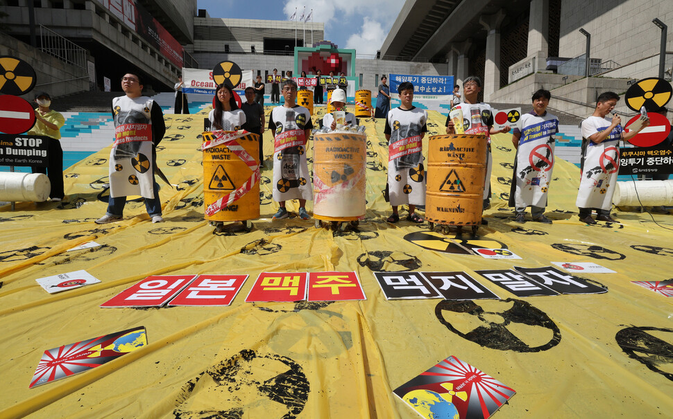 환경보건시민센터와 서울환경운동연합 등 환경단체 회원들이 18일 오전 서울 광화문 세종문화회관 계단에서 후쿠시마 해양투기 중단 위한 ‘일본상품 불매운동’을 제안하고 있다. 신소영 기자