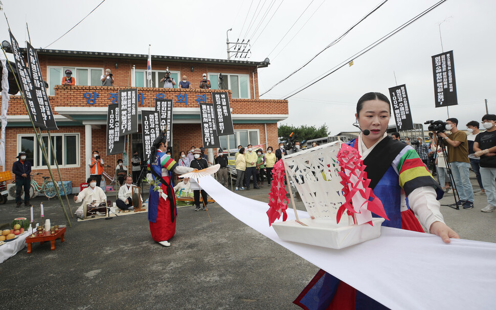 지난 9월10일 전남 구례 양정마을에서 섬진강 범람으로 숨진 소의 넋을 달래는 위령제가 열리고 있다. 연합뉴스