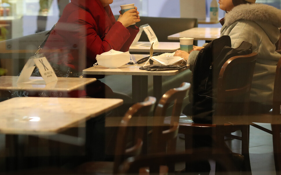 18일 오전 서울 시내 한 카페에서 시민들이 매장 안 좌석에 앉아 음료수를 마시고 있다. 백소아 기자 thanks@hani.co.kr