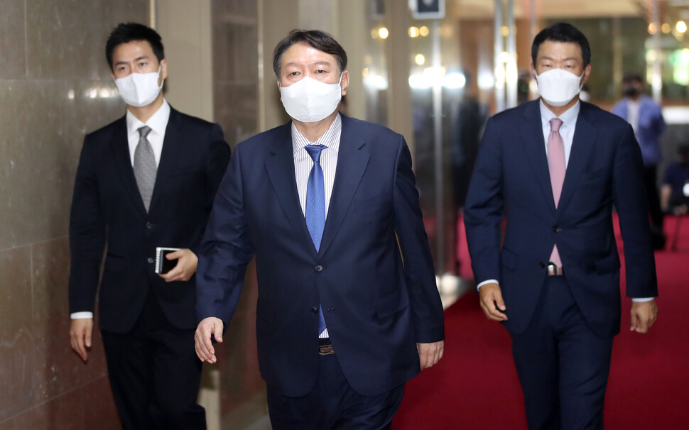 국민의힘 윤석열 대선 예비후보가 3일 오전 박병석 국회의장을 예방하기 위해 의장 집무실로 향하고 있다. 연합뉴스