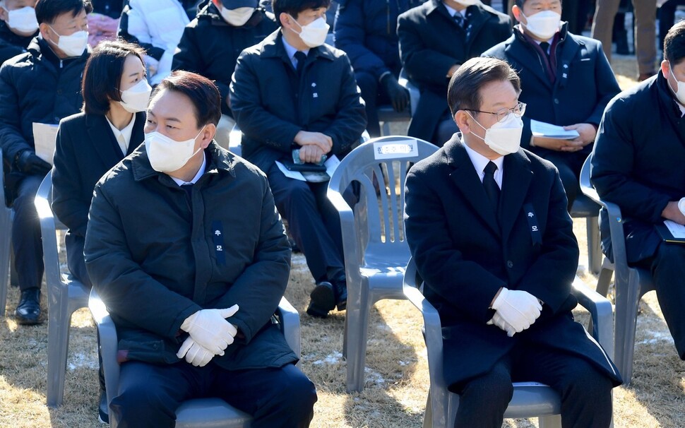 더불어민주당 이재명 대선후보와 국민의힘 윤석열 대선후보가 19일 서울 용산구 효창공원에서 엄수된 매헌 윤봉길 의사 순국 89주기 추모식에서 황기철 국가보훈처장의 추모사를 듣고 있다. 공동취재사진