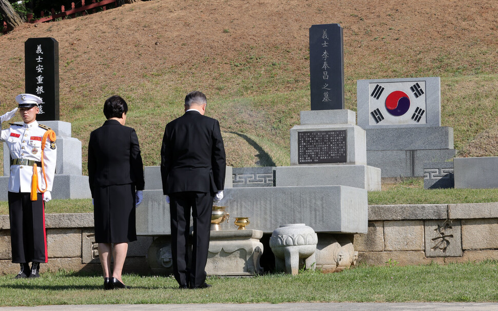 문재인 대통령과 김정숙 여사가 9일 오전 서울 용산구 효창공원 삼의사 묘역을 참배하고 있다. 청와대사진기자단