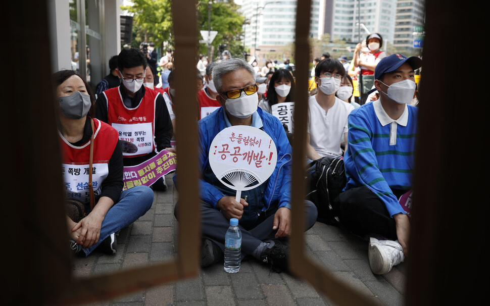 대통령 집무실 인근 100m이내 지역을 집회 금지 구역으로 경찰이 결정한 결과 삼각지역과 전쟁기념관 일대에서 많은 집회가 열리고 있는 가운데 11일 오후 서울 용산구 삼각지역 13번 출구 인근에서 동자동공공주택사업추진주민모임, 동자동사랑방 등 관계자들이 ‘동자동 쪽방촌 선이주선순환 공공주택지구지정 촉구 주민결의대회’를 열고 있다. 김혜윤 기자 unique@hani.co.kr