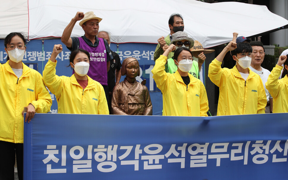 반일행동 회원 등이 14일 낮 서울 종로구 옛 주한일본대사관 인근에서 기자회견을 열어 정부에 일본군 성노예제 문제를 해결할 것을 촉구하고, 지난 11일 보수단체의 소녀상 농성장 급습을 규탄하고 있다. 신소영 기자 viator@hani.co.kr