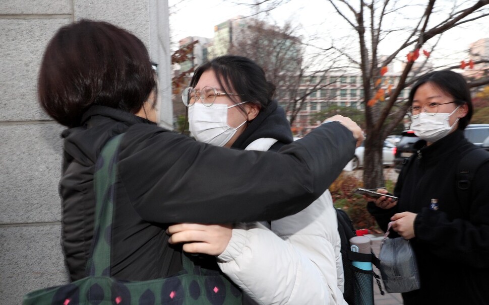 2023학년도 대학수학능력시험이 치러진 17일 오후 서울 중구 이화여자외국어고등학교에서 학부모들이 시험을 마친 수험생 자녀를 마중하고 있다. 김봉규 선임기자 bong9@hani.co.kr