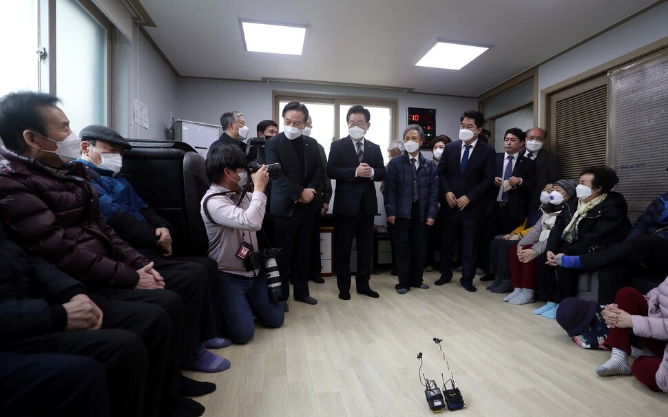 이재명 더불어민주당 대표가 16일 오전 서울 관악구 조원경로당을 방문해 난방비 지원 관련 간담회를 하고 있다. 공동취재사진