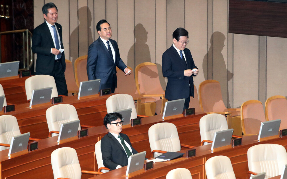 더불어민주당 이재명 대표가 27일 오후 국회에서 열린 본회의에서 본인의 체포동의안 표결하고 있다. 김경호 선임기자 jijae@hani.co.kr