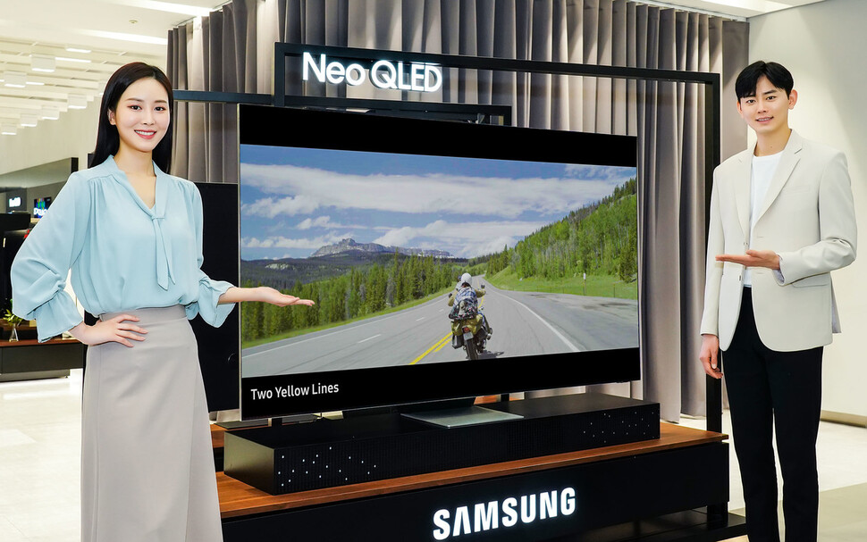 삼성전자 모델이 경기도 수원시 삼성전자 수원 디지털시티에서 Neo QLED TV 제품으로 8K 영화 “투 옐로우 라인”을 선보이고 있다. 삼성전자 제공