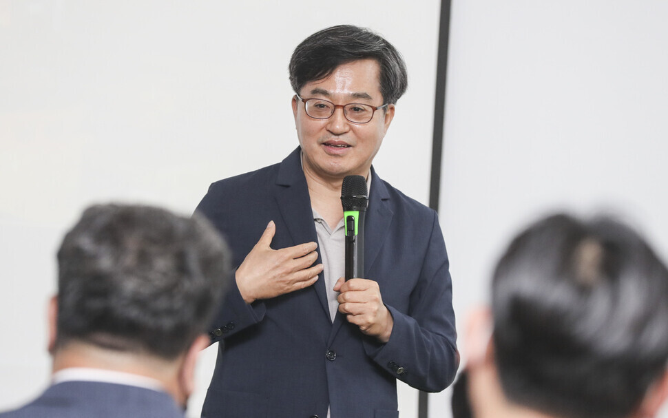 김동연 전 경제부총리가 지난해 7월 부산 부경대 창업카페에서 부산여행특공대 대표들과 간담회를 갖고 있다. 연합뉴스