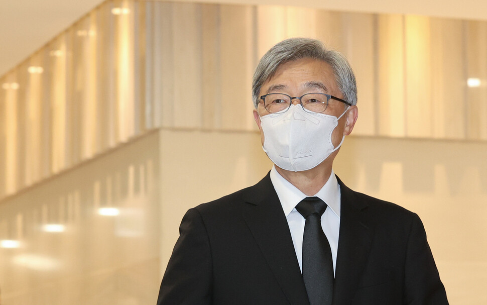 최재형 전 감사원장이 8일 오전 서울 서대문구 신촌세브란스병원 장례식장에 마련된 부친의 빈소로 향하고 있다. 연합뉴스