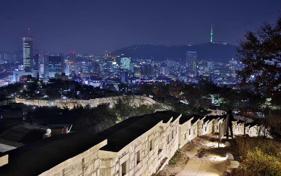 서울 낙산성곽의 야경. 서울관광재단 제공