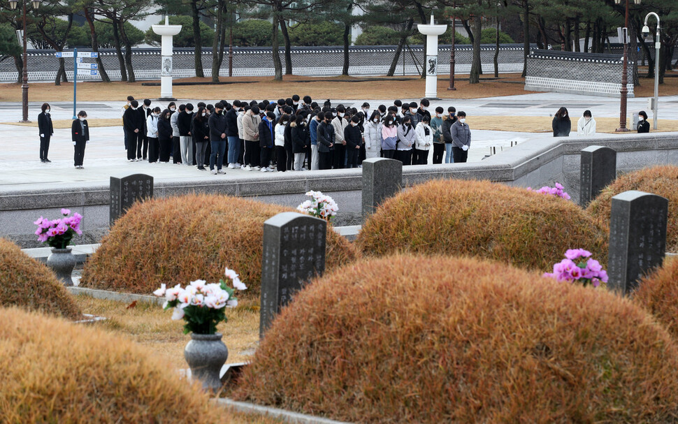 24일 오전 광주 북구 운정동 국립5·18민주묘지에 체험학습을 온 영암 삼호고등학교 3학년 학생들이 참배를 하고 있다. 광주/김혜윤 기자