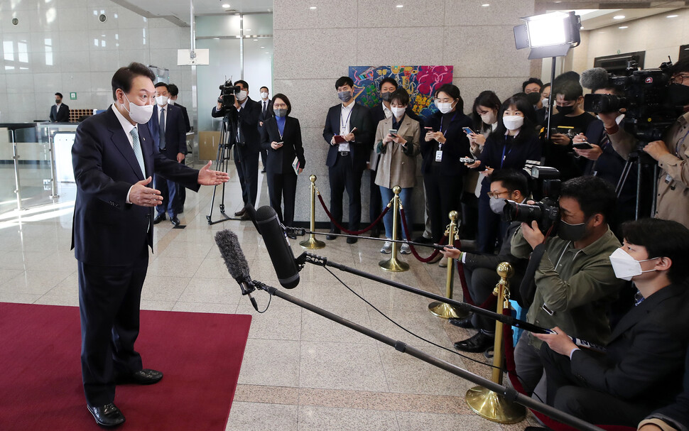 윤석열 대통령이 13일 서울 용산 대통령실 청사로 출근하며 기자들과 약식회견을 하고 있다. 대통령실사진기자단