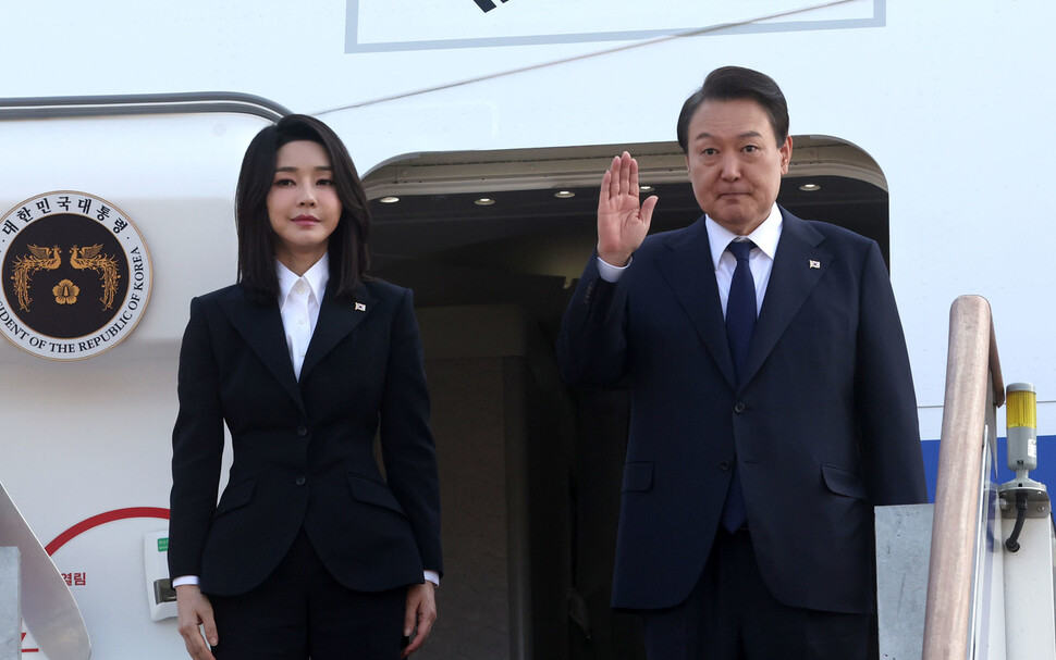 윤석열 대통령과 김건희 여사가 11일 오전 성남 서울공항에서 아세안 정상회의와 주요 20개국(G20) 정상회의 등 다자회의 참석을 위해 공군 1호기에 탑승하며 인사하고 있다. 대통령실사진기자단