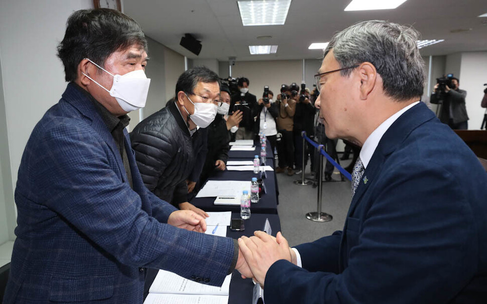 정근식 진실·화해를위한과거사정리위원회 위원장(오른쪽)이 23일 오전 서울 중구 퇴계로 진실화해위 대회의실에서 기자회견을 열어 ‘대학생 강제징집 및 프락치 강요 공작사건’ 진실규명 결정 발표를 한 뒤 피해자들의 손을 잡으며 위로하고 있다. 김정효 기자 hyopd@hani.co.kr