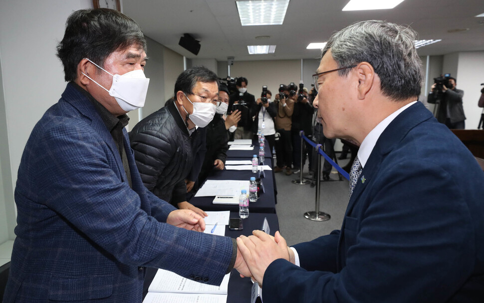 정근식 진실.화해를위한과거사정리위원회 위원장(오른쪽)이 23일 오전 서울 중구 퇴계로 진실화해위원회 대회의실에서 기자회견을 열어 '대학생 강제징집 및 프락치 강요 공작사건' 진실규명 결정 발표를 한 뒤 피해자들의 손을 잡으며 위로하고 있다. 김정효 기자 hyopd@hani.co.kr